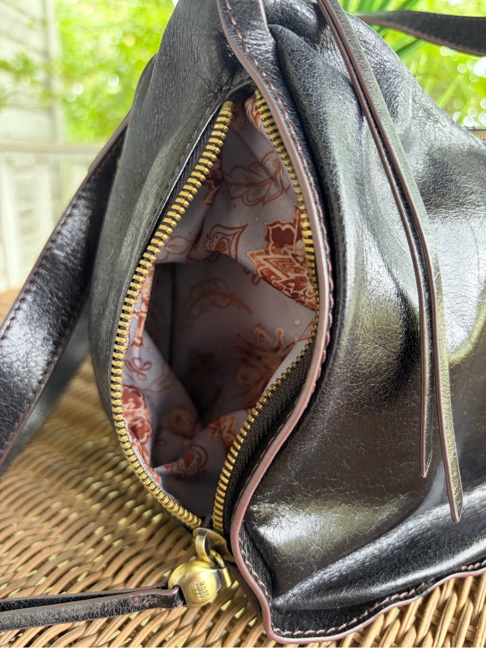 Hobo Classic Black Leather Shoulder Bag - Picture 4 of 10